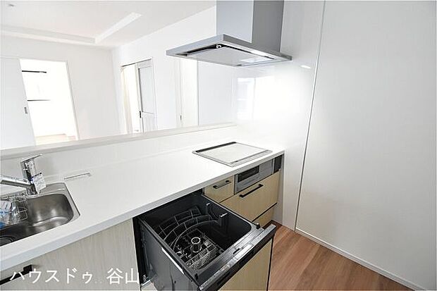 家事をサポートしてくれる食洗器付き+お手入れラクチンのIHコンロ