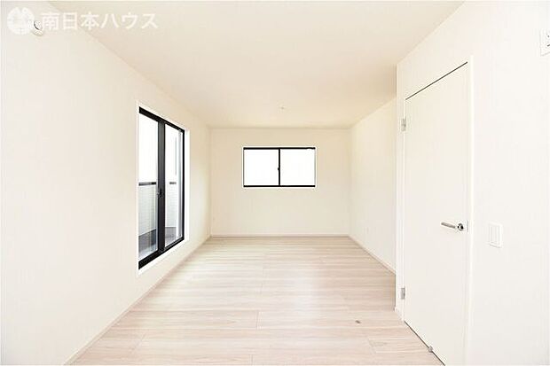 雰囲気の室内を、お好みの家具やインテリアでオリジナルの空間に変えていただけます