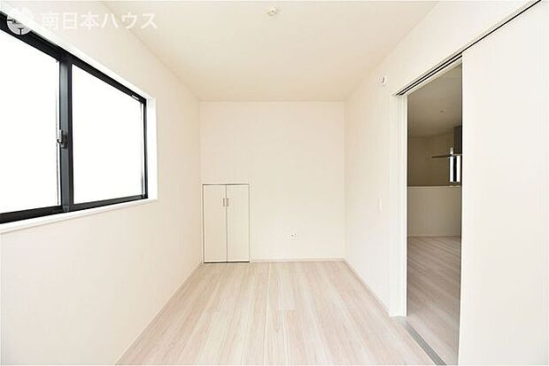 洋室5.6帖◇リビング隣接の洋室はシンプルな内装です