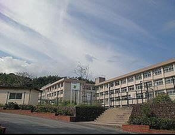 和田中学校【鹿児島市立和田中学校】は、和田2丁目に位置する1947年創立の中学校です。令和4年度の生徒数は729人で、22クラスあります。校訓は「敬愛・創造・錬磨」です。 340m