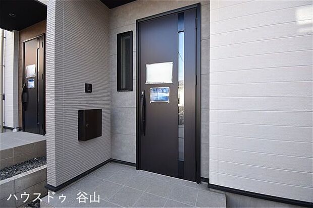 住まう方、訪れる方を上品に迎えるエントランス