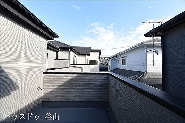 日当たりの良い南面バルコニーが2ヶ所あり、衣類や布団もたっぷり干すことができそうです