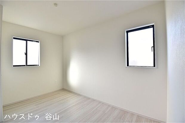 洋室5.6帖◇リビングで過ごした後は、プライベートな時間をゆったり過ごすことができます