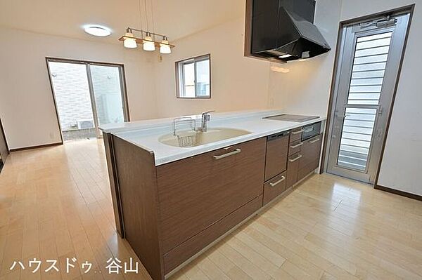 デザイン性と機能性を兼ね備えたシステムキッチンです