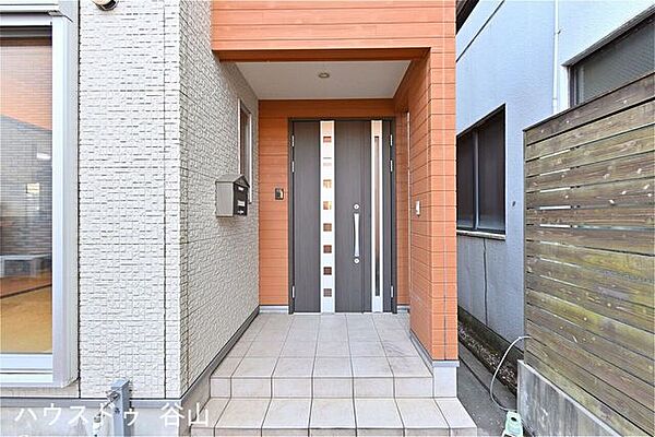 住まう方、訪れる方を上品に迎えるエントランス