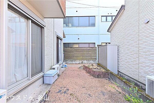 お庭はお子様の遊び場やガーデニング、洗濯物干し等、多用途にお使いいただけます