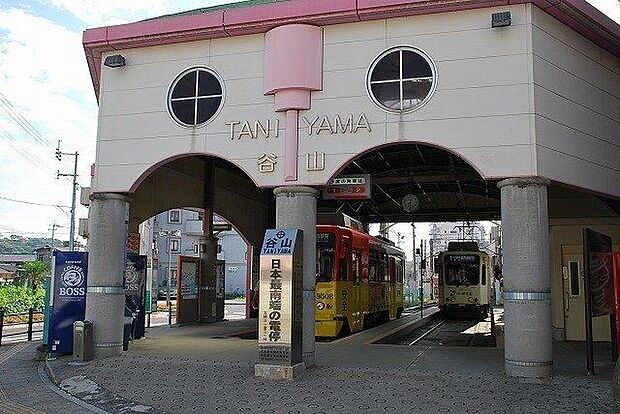 市電 谷山電停日本最南端の路面電車停留場で市電谷山線の終点。全ホーム車椅子使用可。1日平均乗降人員5785人（2015年）出典: フリー百科事典『ウィキペディア（Wikipedia）』 950m