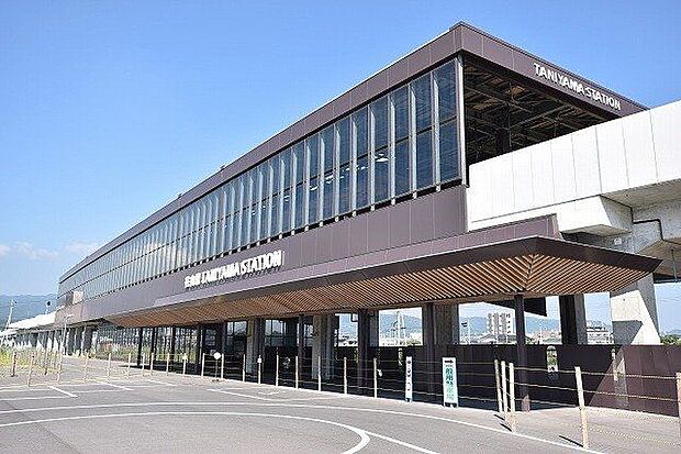 JR谷山駅谷山中央1丁目にあるJR九州指宿枕崎線の高架駅で一日の平均乗車人数は約2770人である（2019年度）近隣には、市役所谷山支所、鹿児島南郵便局、鹿児島情報高校などがある。 1660m