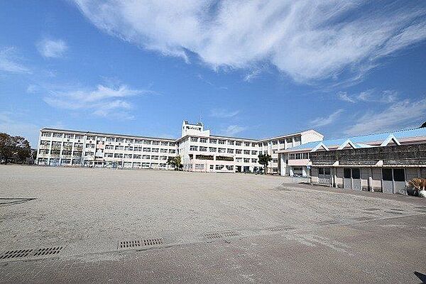 星峯東小学校【鹿児島市立星峯東小学校】は、星ヶ峯一丁目にある小学校です。令和6年度の生徒数は238人で、校訓は「ひ と み 　輝 き 独 り 立 ち で き る　星 峯 東 の 子」です。 800m