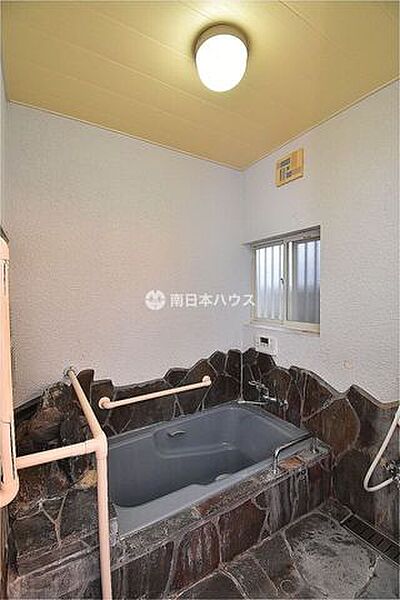 落ち着いた雰囲気の浴室です。手すりも設置されており、日々の入浴をサポートします。