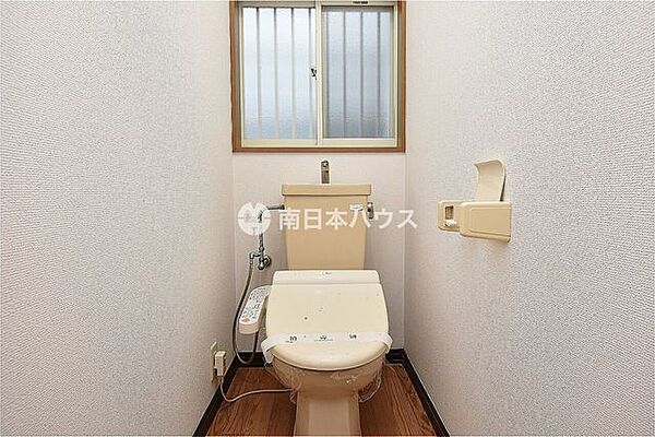 窓付きのトイレです。温水洗浄便座が設置されており、換気もしやすい空間です。