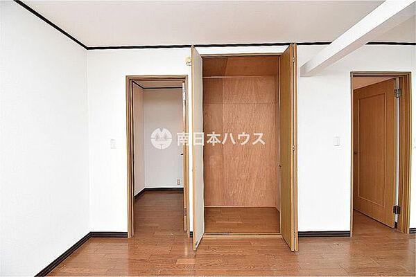 洋室内の収納スペースです。衣類や季節物の整理に便利で、お部屋をすっきり使いやすくなります。