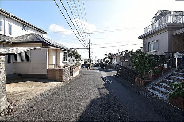 建物前の道路状況が分かる一枚です。周辺の街並みや車の通行イメージを確認できます。