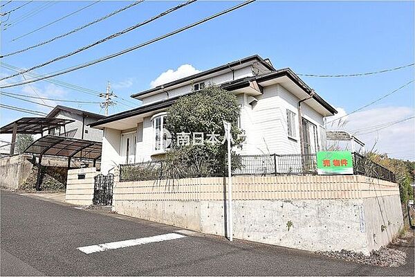 道路側から見た外観です。高台に建つ住まいの存在感や、敷地まわりの雰囲気が分かります。