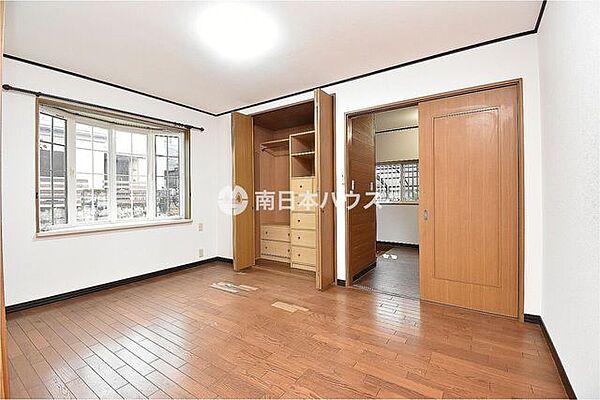 収納付きの洋室です。室内の広さや窓の位置、隣室へのつながりも確認できます。