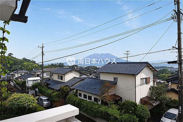 桜島と錦江湾を望める眺望です。住宅街の先に広がる鹿児島らしい景色が、この住まいの大きな魅力です。※眺望は天候・季節等により異なります。