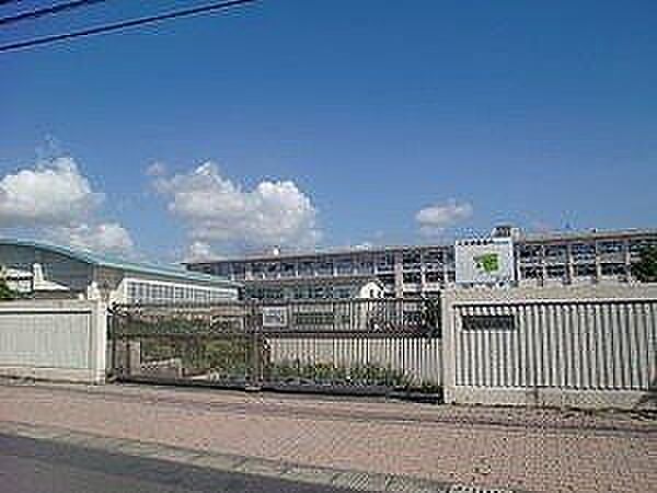 和田小学校【鹿児島市立和田小学校】は、和田2丁目に位置する1902年創立の小学校です。令和4年度の生徒数は781人で、30クラスあります。校訓は「助け合う子　考える子　がんばる子」です。 1870m