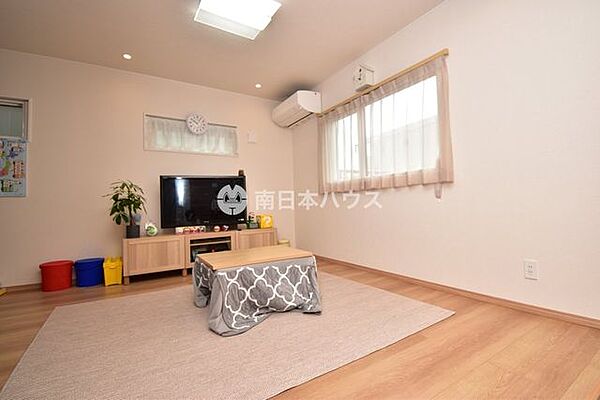 広いリビングは家族が自然と集まる居心地の良い空間