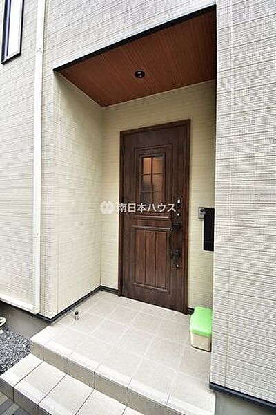 住まう方、訪れる方を上品に迎えるエントランス