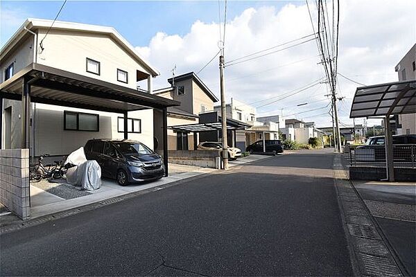 一戸建ての多いエリア、静かで落ち着いた雰囲気です