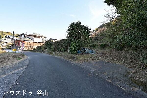 下の平坦な道