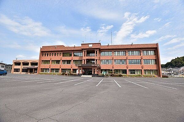 鹿児島市役所松元支所【鹿児島市役所松元支所】鹿児島市上谷口町にある鹿児島市役所の支所です。開業時間　8時30分～17時15分休業日　土曜日、日曜日、休日、12月29日～1月3日駐車 690m