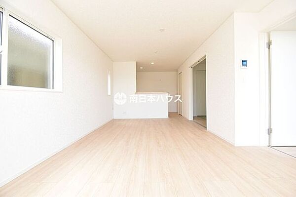 白を基調とした明るいLDK。家具を置いてもゆとりを感じられる、開放的な家族の空間です。