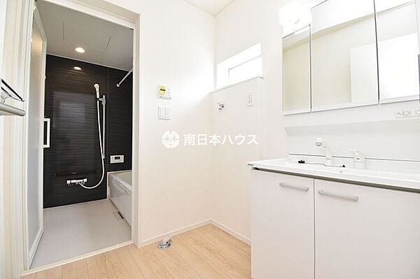 洗面室から浴室まで白を基調にすっきり設計。毎日の身支度や洗濯動線も快適です。