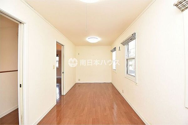 別角度から、約8.8帖の広さや2部屋に仕切れる設計が確認できます。