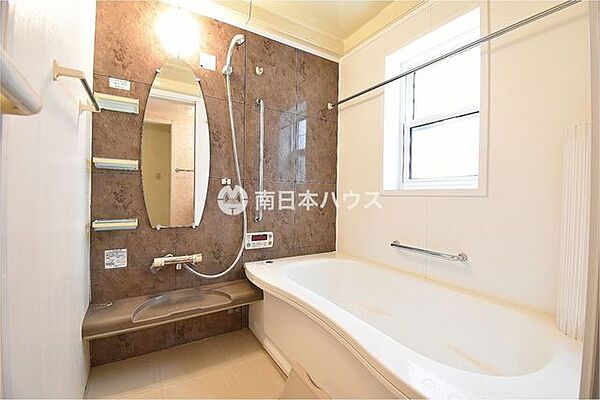浴槽やシャワー、窓の配置が確認しやすい浴室の一枚です。