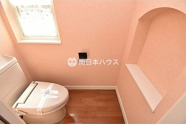 2階トイレ◇壁面ニッチや窓を備えた、すっきりとしたトイレの様子が見て取れます。