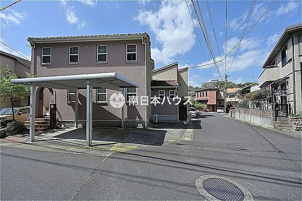 建物全体と前面道路の広がりが確認しやすく、開放感もうかがえる外観です。