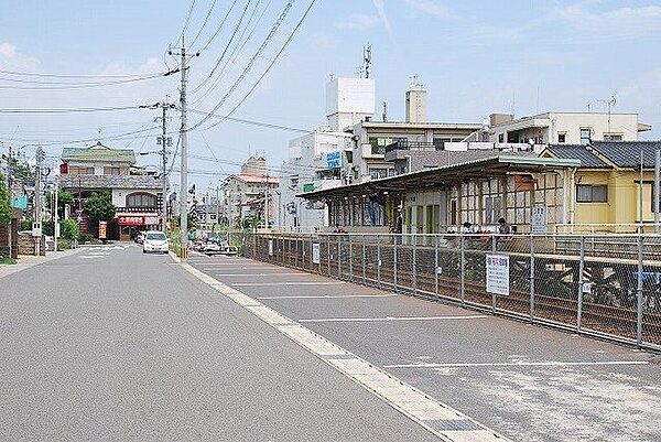 JR宇宿駅宇宿3丁目にあるJR九州指宿枕崎線の駅で一日の平均乗車人数は約1259人（2019年度）近隣には桜ヶ丘団地や鹿児島大学病院、宇宿商店街、オプシアミスミ、ラウンドワンなどがある 450m