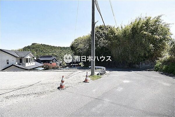 現地前の道路形状や周辺の街並みを確認しやすい写真です。