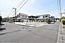 外観：現地と周辺道路をあわせて撮影した写真です。開放感や周辺の街並みが分かります。