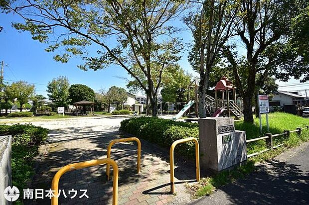 桜ヶ丘六丁目公園【桜ヶ丘六丁目公園】鹿児島市桜ヶ丘6丁目にある公園ですトイレ、広場、遊具、東屋あり 350m