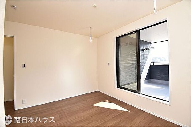 【過去施工例】大きな開口部から光を取り込み、開放感を感じられる洋室の施工例です。