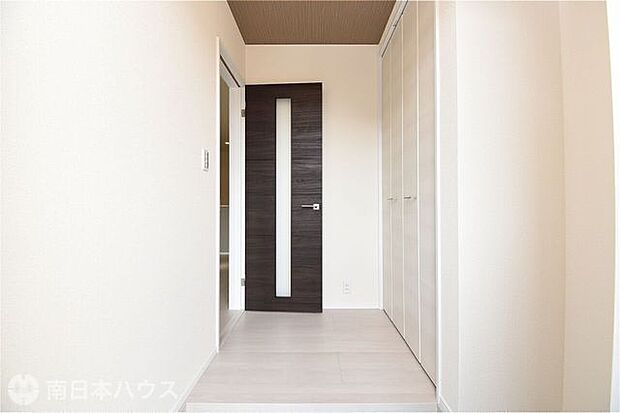 【過去施工例】玄関まわりをすっきり保ちやすく、日用品の整理にも役立ちそうな玄関収納の施工例です。