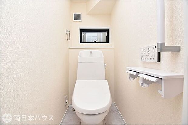【過去施工例】温水洗浄便座付きで、すっきりとした印象のトイレの施工例です。