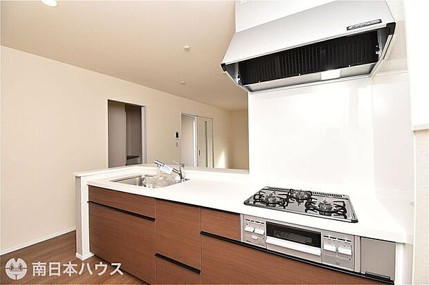 【過去施工例】3口コンロを備え、リビングを見渡しやすい対面キッチンの施工例です。