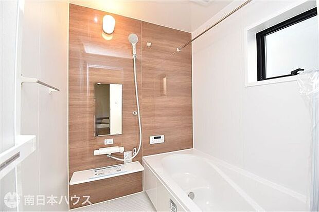 【過去施工例】アクセントパネルが映える、清潔感のある浴室の施工例です。