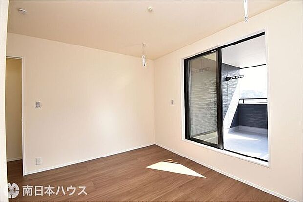 【過去施工例】大きな開口部から光を取り込み、開放感を感じられる洋室の施工例です。