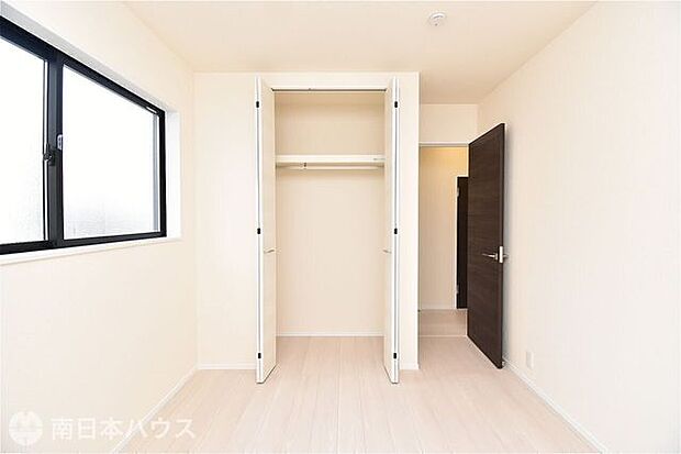 【過去施工例】ハンガーパイプ付きで衣類もすっきり収まりそうな収納の施工例です。
