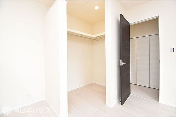 【過去施工例】衣類や季節物もまとめて整理しやすそうなWICの施工例です。