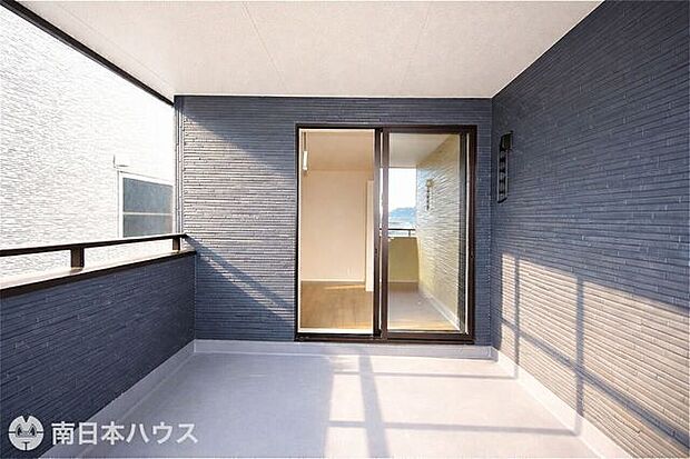 【過去施工例】日々の洗濯物干しなどに使いやすい、バルコニーの施工例です。