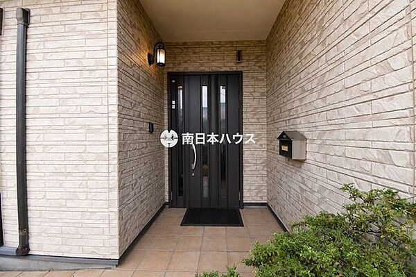重厚感のある玄関まわり。屋根付きで雨の日の出入りにも配慮されています。