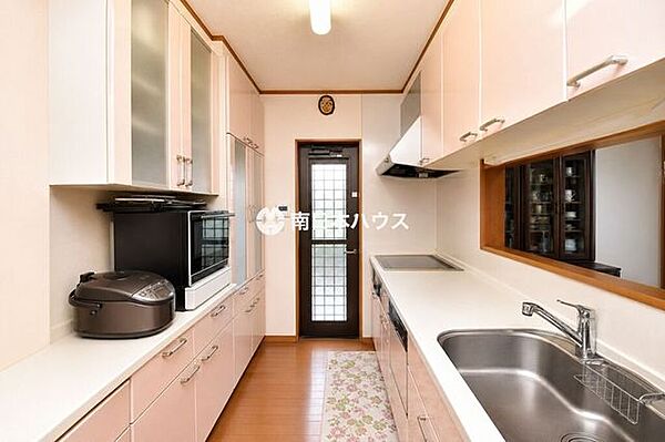 収納豊富で使い勝手の良いキッチン。勝手口付きで家事動線にも配慮されています。