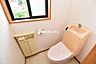 トイレ：2階にもトイレを備えています。朝の身支度や就寝時にも使いやすく、家族で快適に暮らせます。