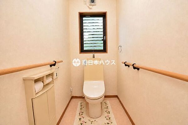 手すり付きで使いやすいトイレ。窓もあり、明るさと換気にも配慮されています。