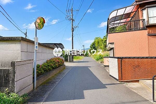 前面道路の様子。周辺は落ち着いた住宅地で、穏やかな暮らしをイメージできます。